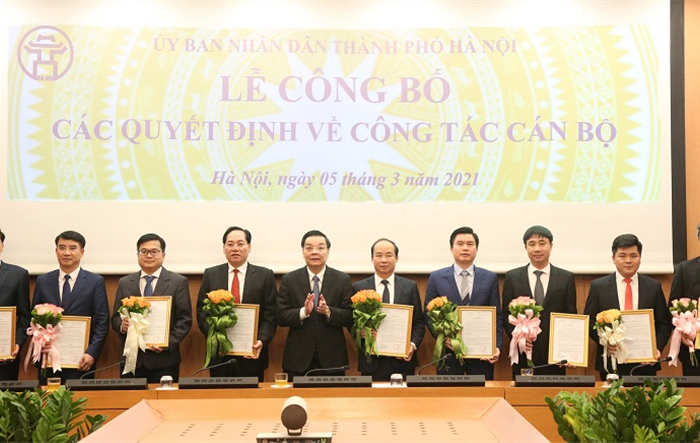 Chủ tịch UBND Thành phố Chu Ngọc Anh trao Quyết định tiếp nhận, điều động, bổ nhiệm cán bộ
