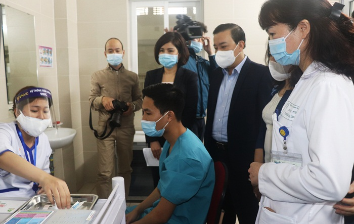 Phó Chủ tịch UBND Thành phố giám sát công tác tiêm vắc xin phòng Covid-19 đợt 1 tại Bệnh viện Thanh Nhàn 