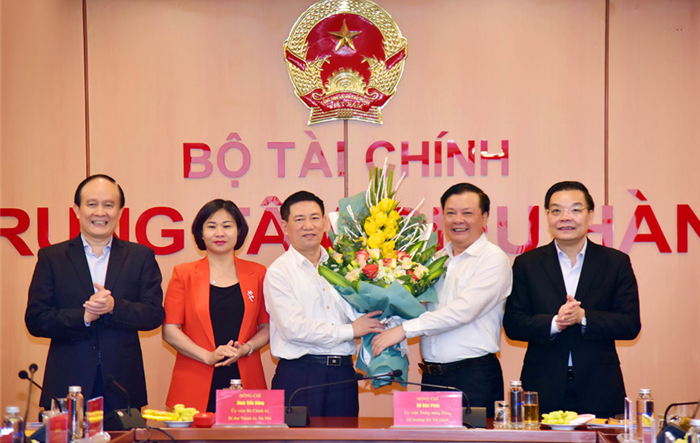 Đồng chí Đinh Tiến Dũng bàn giao nhiệm vụ Bộ trưởng Bộ Tài chính