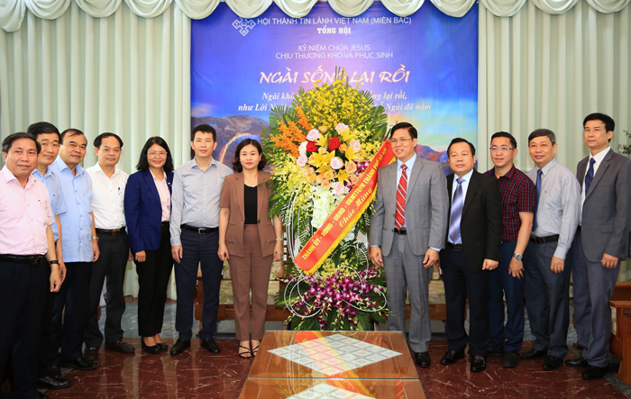 Phó Bí thư Thường trực Thành uỷ Nguyễn Thị Tuyến thăm, chúc mừng Hội thánh Tin lành Việt Nam (miền Bắc)
