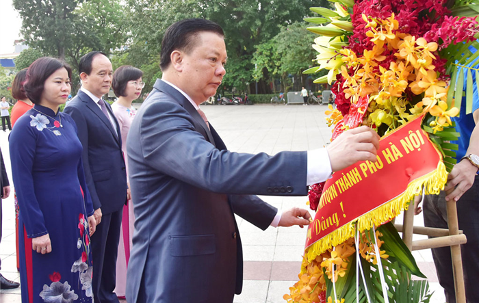 Lãnh đạo thành phố Hà Nội dâng hoa tưởng nhớ  V.I.Lênin