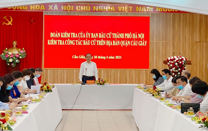 Chủ tịch HĐND Thành phố Nguyễn Ngọc Tuấn kiểm tra công tác bầu cử tại quận Cầu Giấy