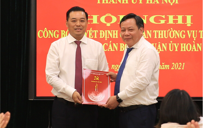 Công bố quyết định về công tác cán bộ tại Quận ủy Hoàn Kiếm