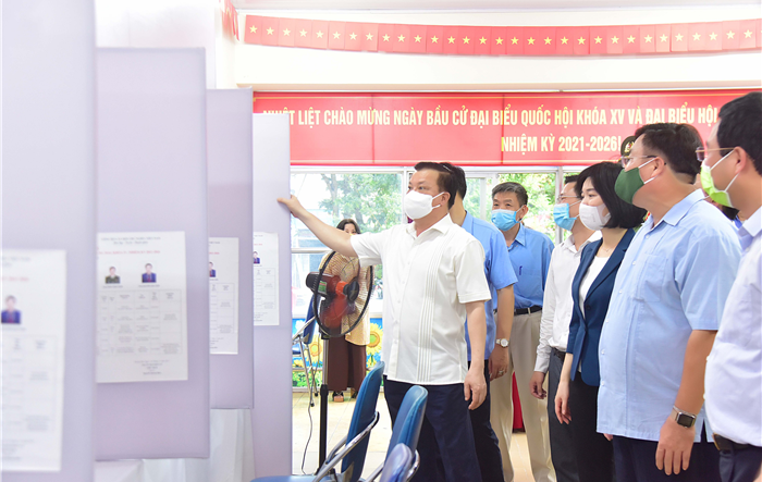 Bí thư Thành ủy Hà Nội Đinh Tiến Dũng kiểm tra  phòng, chống Covid-19 và chuẩn bị bầu cử tại quận Hoàng Mai và huyện Gia Lâm