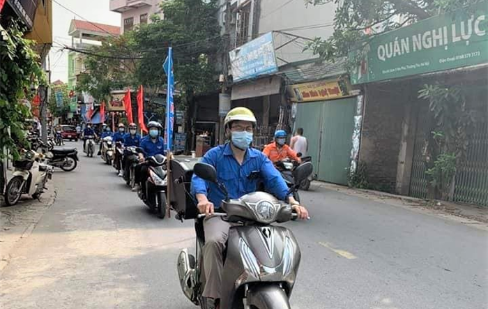 Tiếng loa tuyên truyền bầu cử và phòng dịch ở huyện Thường Tín