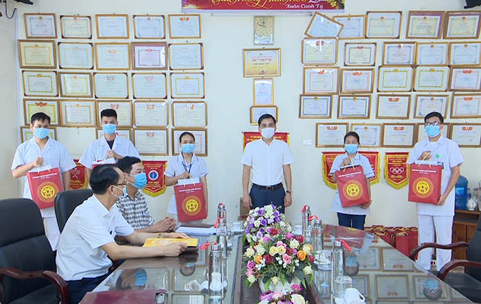 Liên đoàn Lao động Thành phố tặng quà cho cán bộ, nhân viên y tế Trung tâm Y tế huyện Thường Tín