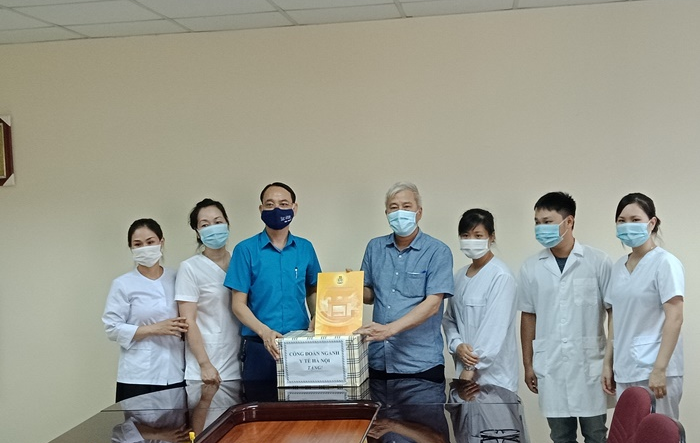 Liên đoàn Lao động Thành phố thăm, tặng quà Trung tâm Y tế huyện Thanh Trì, Trung tâm kiểm soát bệnh tật Hà Nội
