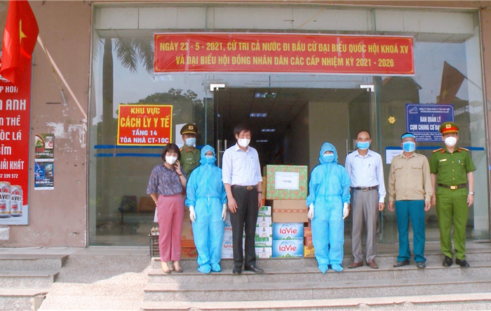 Lãnh đạo huyện Thanh Trì thăm tặng quà các chốt kiểm soát dịch bệnh Covid-19