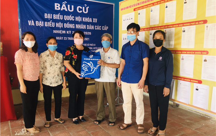 Thăm hỏi, động viên hội viên phụ nữ tham gia hỗ trợ công tác bầu cử đại biểu Quốc hội và HĐND các cấp nhiệm kỳ 2021-2026