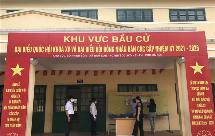Phó Bí thư Thường trực Huyện ủy Sóc Sơn kiểm tra công tác bảo đảm an toàn phòng, chống dịch Covid-19 phục vụ cuộc bầu cử tại xã Nam Sơn