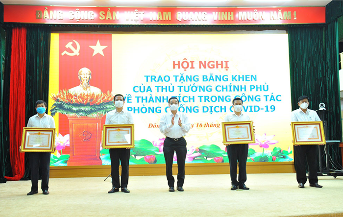Trao Bằng khen của Thủ tướng cho 7 tập thể, cá nhân huyện Đông Anh về thành tích chống dịch Covid-19