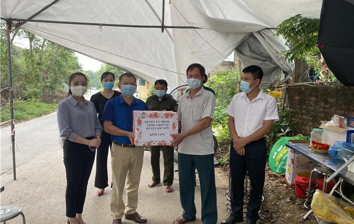 Lãnh đạo huyện Sóc Sơn thăm tặng quà các chốt kiểm soát dịch bệnh Covid-19 tại 4 khu cách ly và các đơn vị y tế trên địa bàn