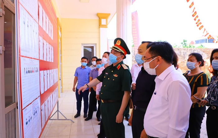 Tư lệnh Bộ Tư lệnh Thủ đô Hà Nội kiểm tra công tác bầu cử tại huyện Thạch Thất