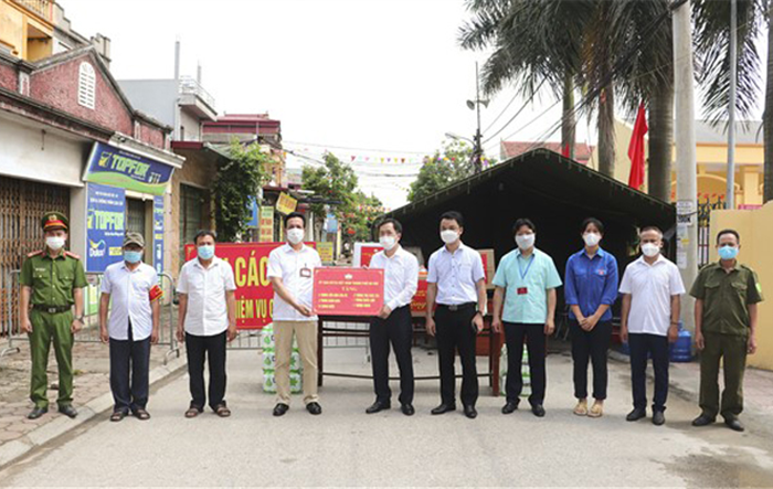 Ủy ban MTTQ Việt Nam Thành phố thăm, tặng quà động viên lực lượng tuyến đầu phòng, chống dịch và kiểm tra công tác bầu cử tại huyện Gia Lâm