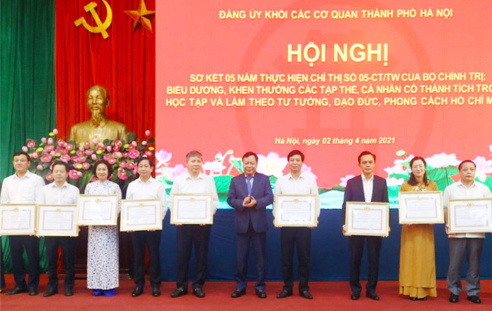 Kỷ niệm 131 năm Ngày sinh Chủ tịch Hồ Chí Minh (19/5/1890-19/5/2021): Ngàn hoa đẹp dâng Bác