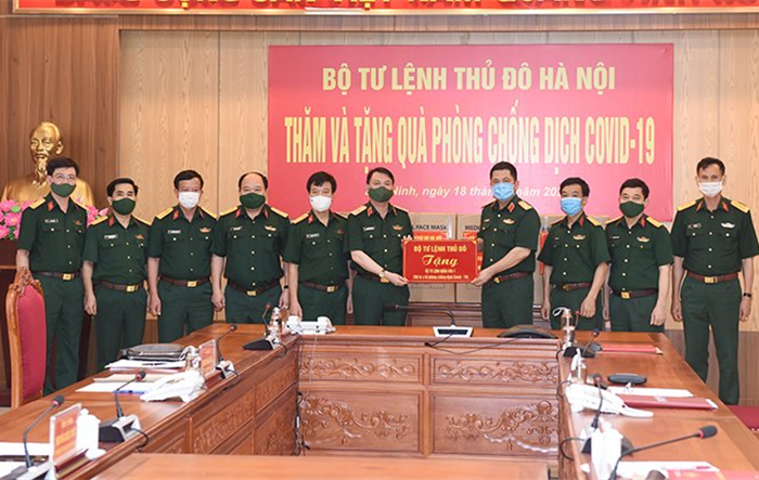 Bộ Tư lệnh Thủ đô Hà Nội tặng Bộ Tư lệnh Quân khu 1 vật tư y tế để phòng, chống dịch Covid-19 