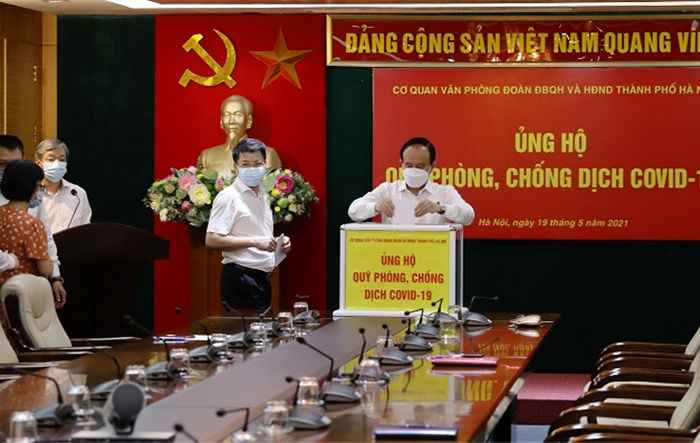 Cơ quan Văn phòng Đoàn đại biểu Quốc hội và HĐND thành phố Hà Nội ủng hộ Quỹ phòng, chống dịch Covid-19