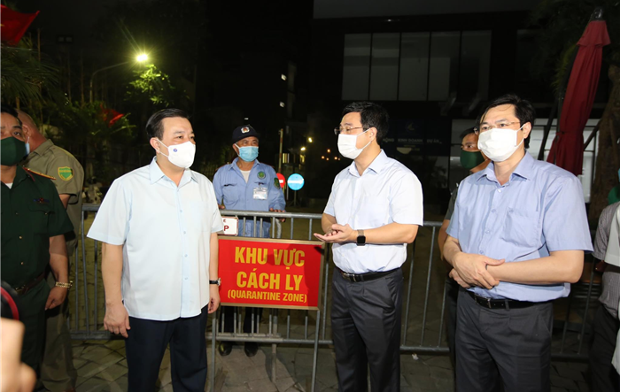 Phó Chủ tịch UBND thành phố Hà Nội Chử Xuân Dũng kiểm tra, chỉ đạo ngăn dịch Covid-19 ở Hoàng Mai