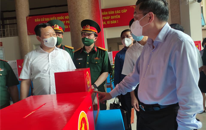 Chủ tịch UBND thành phố Hà Nội: Phải tiếp tục rà soát hoàn thiện phương án phòng dịch ở mỗi điểm bầu cử, chú trọng từng chi tiết nhỏ 