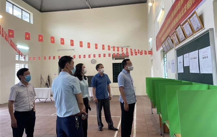 Bí thư Huyện ủy Sóc Sơn Phạm Quang Thanh kiểm tra công tác bầu cử  và phòng chống dịch Covid-19 tại xã Phù Lỗ