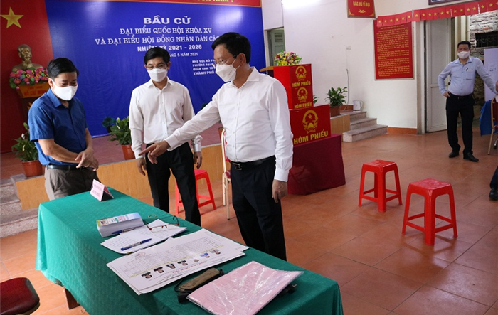 Bí thư Quận uỷ Nam Từ Liêm kiểm tra các khu vực bầu cử trên địa bàn Quận