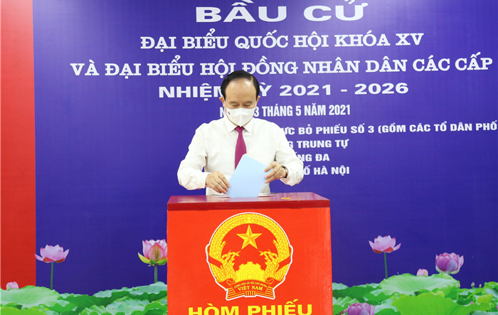 Chủ tịch HĐND Thành phố Nguyễn Ngọc Tuấn bỏ phiếu bầu cử tại Khu vực bỏ phiếu số 3 phường Trung Tự (quận Đống Đa)