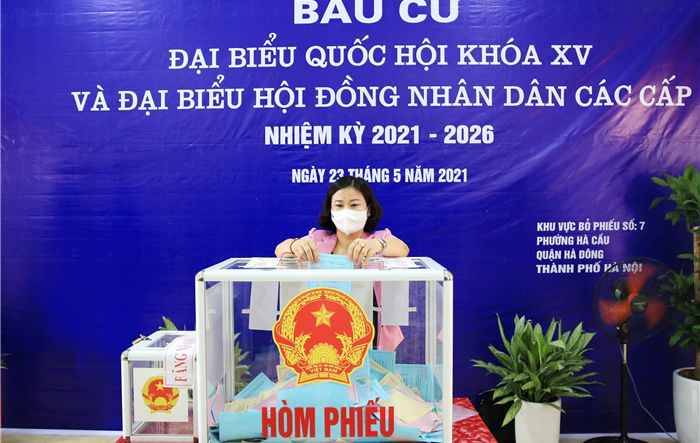 Phó Bí thư Thường trực Thành ủy Nguyễn Thị Tuyến bỏ phiếu bầu cử tại Khu vực bỏ phiếu số 7, phường Hà Cầu (quận Hà Đông)