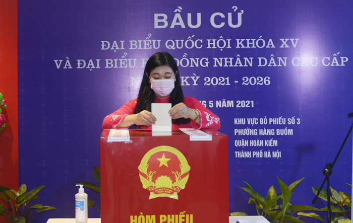 Chủ tịch Ủy ban MTTQ Việt Nam Thành phố Nguyễn Lan Hương thực hiện quyền và nghĩa vụ cử tri 