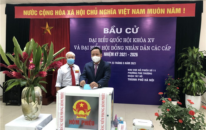 Phó Bí thư Thành uỷ Nguyễn Văn Phong thực hiện quyền và nghĩa vụ cử tri