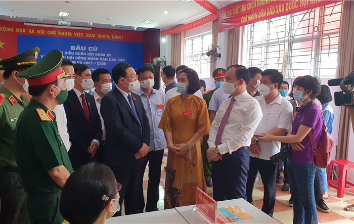 Chủ tịch Quốc hội Vương Đình Huệ kiểm tra công tác bầu cử tại Đông Anh 