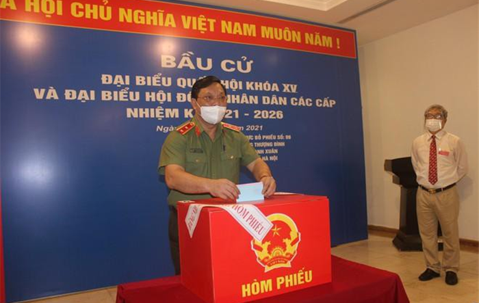 Giám đốc Công an thành phố Hà Nội đã cùng cán bộ, chiến sĩ Công an Hà Nội bỏ phiếu bầu cử, thực hiện nghĩa vụ công dân