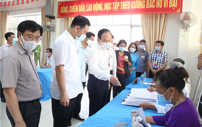 Đồng chí Nguyễn Ngọc Tuấn kiểm tra công tác bầu cử tại huyện Thường Tín