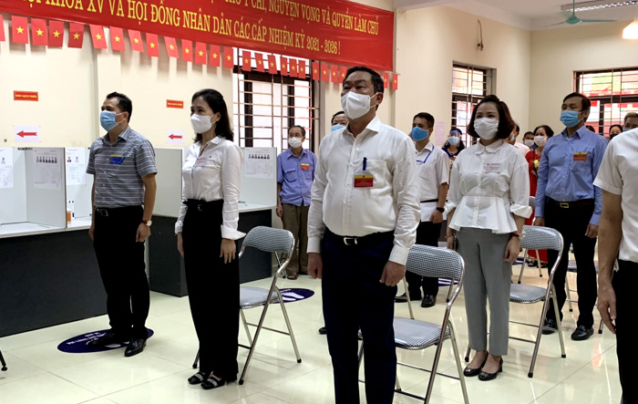 Phó Chủ tịch Thường trực UBND Thành phố Lê Hồng Sơn bỏ phiếu và kiểm tra công tác bầu cử tại quận Hà Đông 