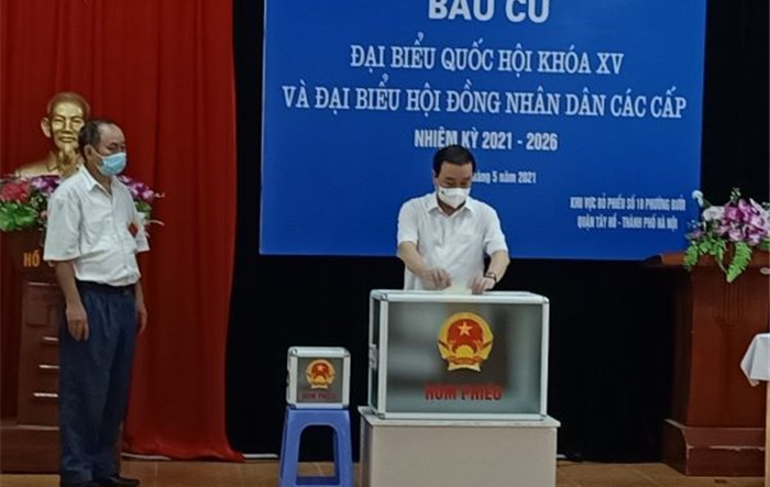 Phó Chủ tịch UBND thành phố Hà Nội Chử Xuân Dũng bầu cử tại Khu vực bỏ phiếu số 10, phường Bưởi, quận Tây Hồ
