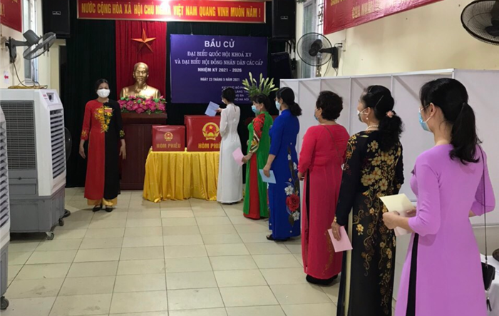 Phụ nữ Thủ đô - Mặc áo dài - Đeo khẩu trang - Đi bầu cử