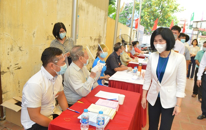 Phó Chủ tịch HĐND Thành phố Phùng Thị Hồng Hà kiểm tra công tác tổ chức bầu cử tại quận Hoàng Mai 