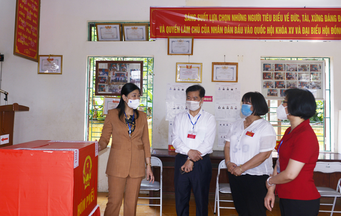 Chủ tịch Uỷ ban MTTQ Việt Nam Thành phố kiểm tra công tác bầu cử tại thị xã Sơn Tây