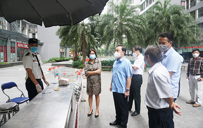 Phó Chủ tịch UBND Thành phố Chử Xuân Dũng kiểm tra công tác phòng, chống dịch tại quận Hoàng Mai