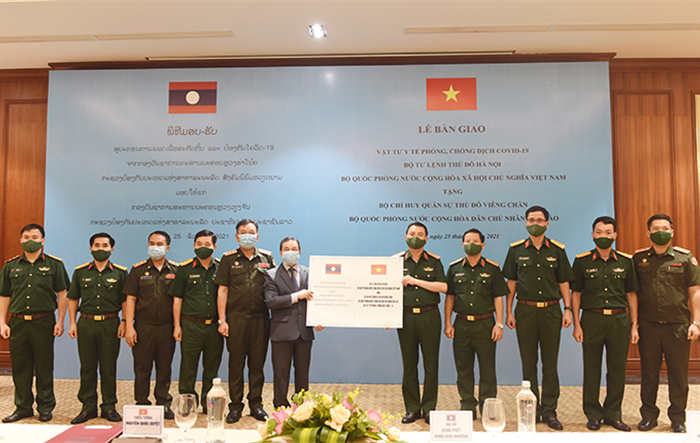 Bộ Tư lệnh Thủ đô Hà Nội hỗ trợ vật tư y tế chống dịch cho Bộ Chỉ huy quân sự Thủ đô Viêng Chăn