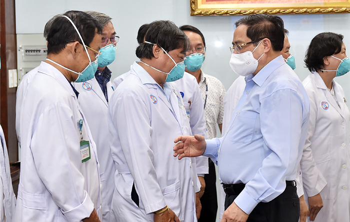 Thủ tướng Phạm Minh Chính gửi thư khen những 'chiến sĩ áo trắng' ở tuyến đầu chống dịch