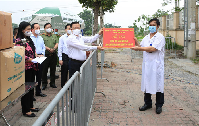 Bí thư Thành ủy Đinh Tiến Dũng kêu gọi doanh nghiệp hỗ trợ kinh phí mua vắc xin cho toàn dân