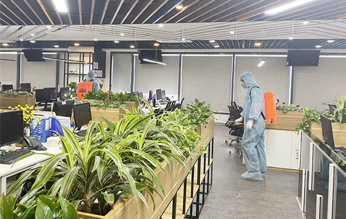 Quận Đống Đa: Phun khử khuẩn toàn bộ tầng 4 toà nhà 99 Láng Hạ do có ca Covid-19   