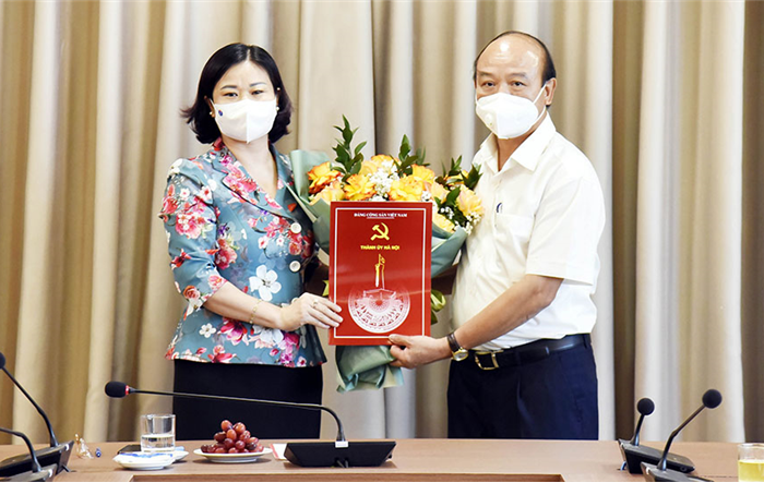 Trao quyết định nghỉ hưu theo chế độ  cho đồng chí Nguyễn Đức Vinh