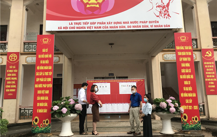 Phó Bí thư Thường trực Huyện ủy Nguyễn Nam Hà  kiểm tra công tác bầu cử và phòng, chống dịch Covid-19 tại xã Hồng Kỳ