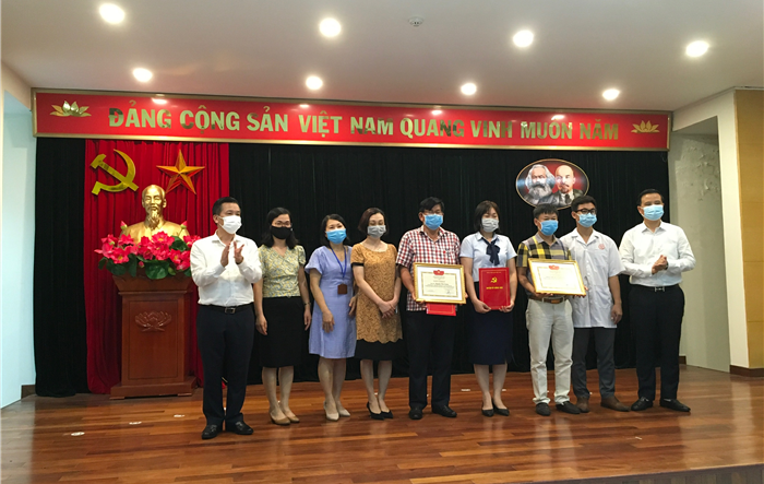 Huyện uỷ Đông Anh: Khen thưởng tập thể, cá nhân có thành tích xuất sắc trong công tác phòng, chống Covid-19