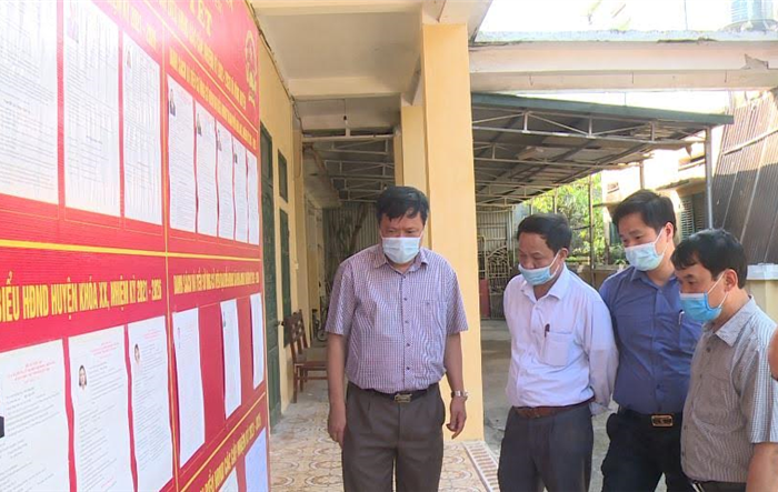 Phó Bí thư Huyện ủy, Chủ tịch HĐND huyện Phúc Thọ giám sát công tác chuẩn bị bầu cử tại xã Võng Xuyên và thị trấn Phúc Thọ