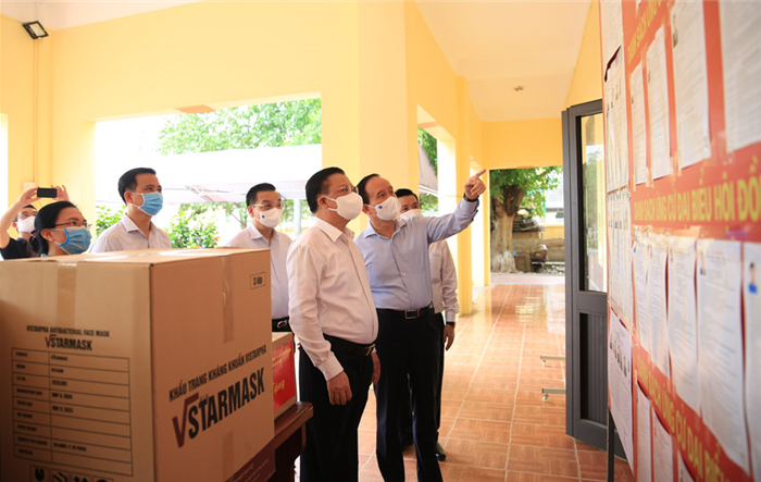Bí thư Thành uỷ Hà Nội Đinh Tiến Dũng kiểm tra phòng, chống dịch  và tổ chức bầu cử tại huyện Đông Anh