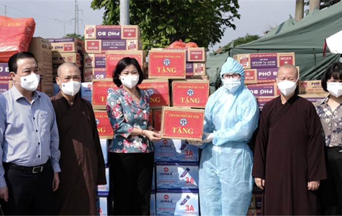 Lãnh đạo thành phố Hà Nội trao quà hỗ trợ Bệnh viện K cơ sở Tân Triều