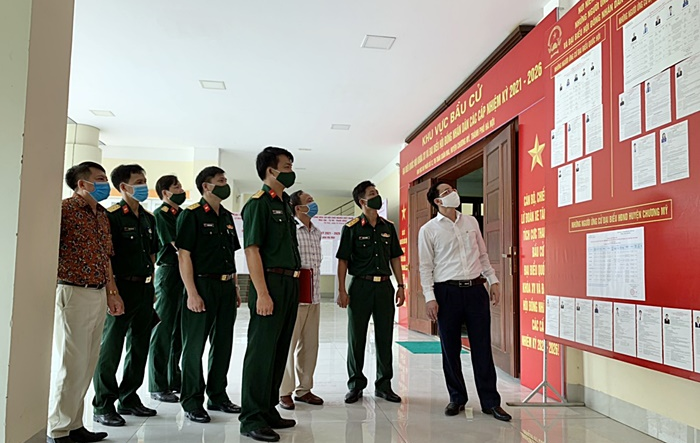 Phó Bí thư Thường trực Huyện ủy Chương Mỹ kiểm tra công tác chuẩn bị cuộc bầu cử tại thị trấn Xuân Mai
