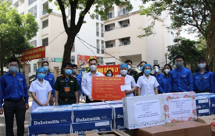 Cụm thi đua số 7 Thành phố tặng quà Tết thiếu nhi cho trẻ em trong khu cách ly